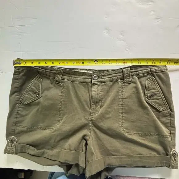 Torrid Olive Green Military Cargo Cuffed Shorts Size 24 - Picture 6 of 6